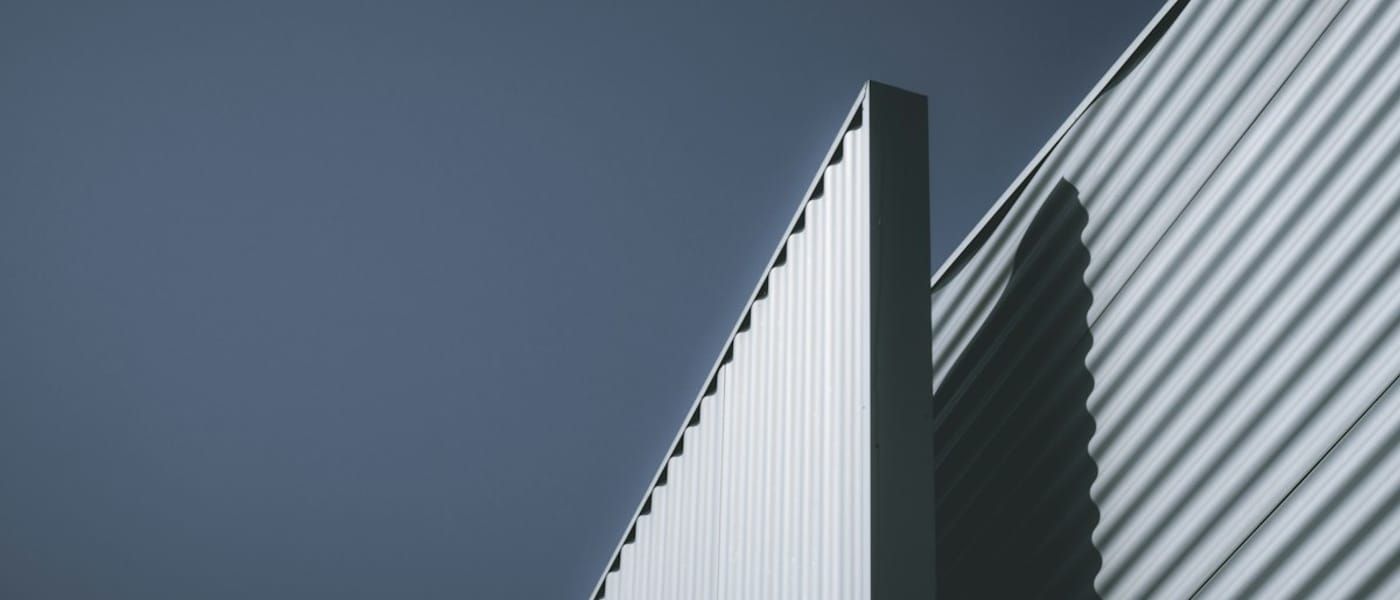 Converging ribbed facade of a building